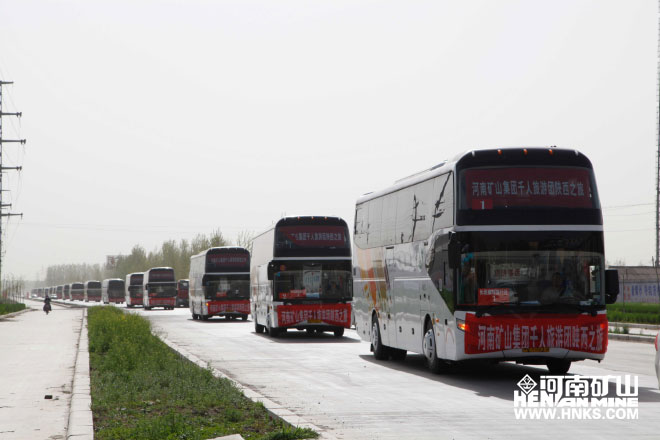 行進(jìn)中的車隊(duì)，浩浩蕩蕩，蔚為壯觀.jpg